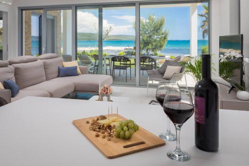 Nápoje v ubytování Luxury Design Beach Front Apartment