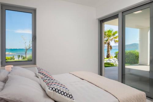 Postel nebo postele na pokoji v ubytování Luxury Design Beach Front Apartment