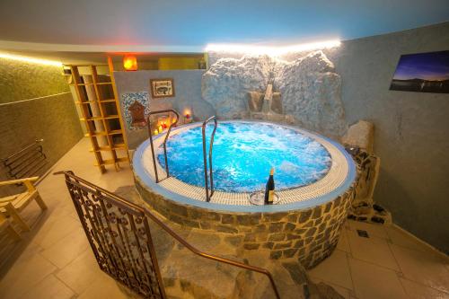 einen großen Pool in einem Zimmer mit in der Unterkunft Hotel Racek in Úštěk