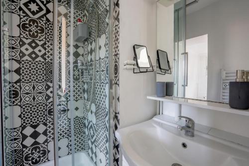 リヨンにあるNid Cosy - Lyon 6eのバスルーム(シャワー、白いシンク付)