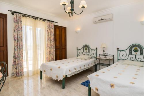 a bedroom with two beds and a window at Akivillas Albufeira Nature in Albufeira