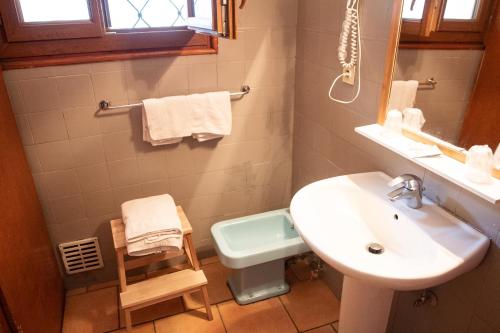 ein Bad mit einem Waschbecken und einem WC in der Unterkunft Hotel Relais Saint Louis in Saint-Martin-Vésubie