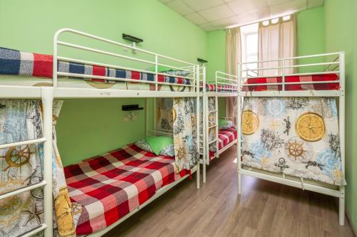 Våningssäng eller våningssängar i ett rum på Bugrov Hostel