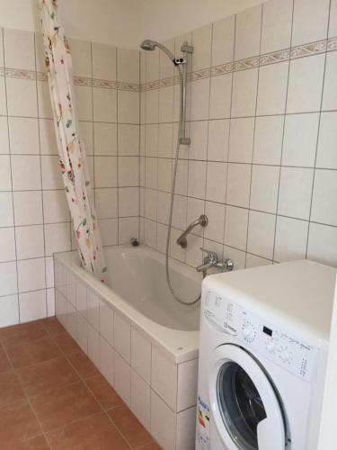 Bany a Kleine Ferienwohnung mit Garten