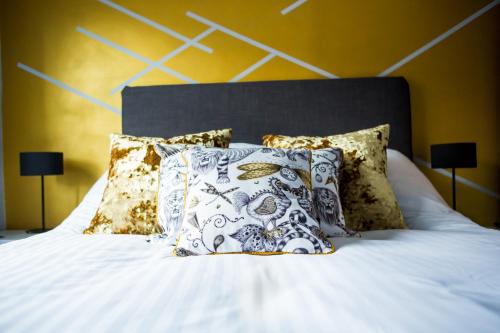een slaapkamer met een bed met kussens erop bij The Golden Lion Inn in Bridgnorth