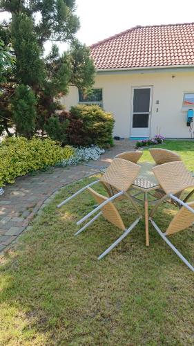 two chairs and a table in a yard at Cichy zakątek in Odense