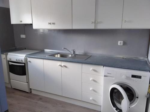 A kitchen or kitchenette at Apartamento Barcelo 4
