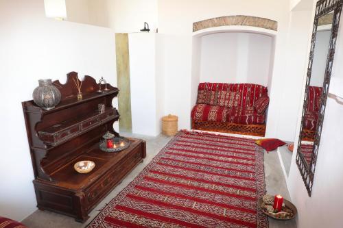 a living room with a couch and a rug at Casa Colonial Koenig in São Filipe