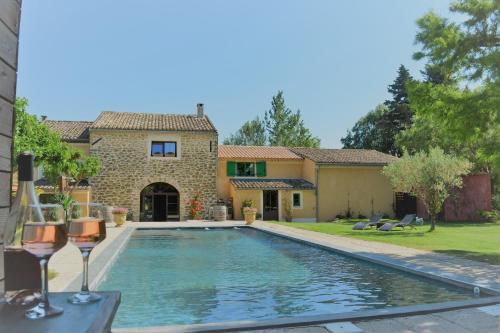 uma casa com piscina no quintal em Lavand'Ange et SPA em Sarrians