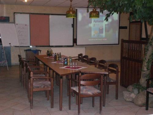 a conference room with a long wooden table and chairs at Hotel-Gasthaus Steiger in Gräfenthal