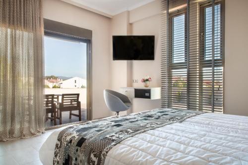 Кровать или кровати в номере Royalty Suites Loft