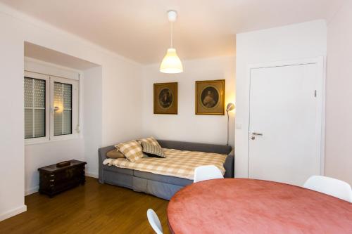Belem! Charming 2 Bedroom Apartment w terrace, Wifi & free street parking