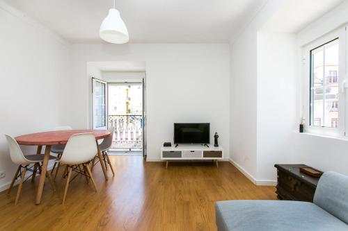 Belem! Charming 2 Bedroom Apartment w terrace, Wifi & free street parking