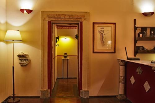 a hallway with a door and a lamp at Residenze Gregoriane - Residenza d'Epoca in Tivoli