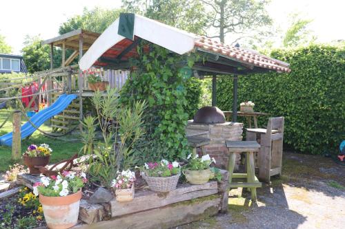 Taman di luar Hoeve te Gast - vakantieboerderij