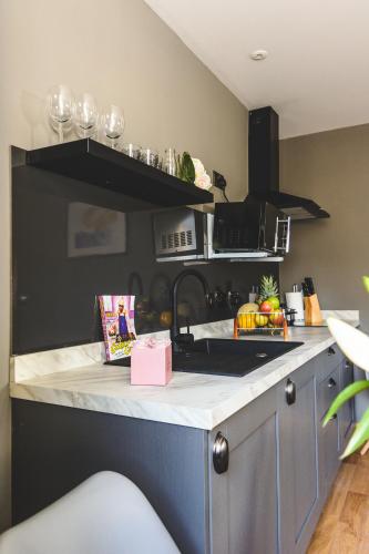 Dapur atau dapur kecil di MONO Suites Old Town