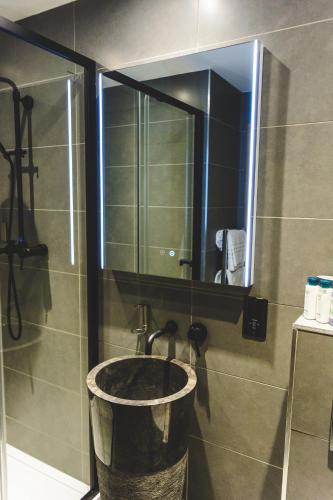 Bilik mandi di MONO Suites Old Town