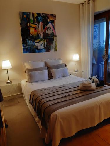 メリニャックにあるSuite Bohème Chicのベッドルーム(白い大型ベッド、ランプ2つ付)