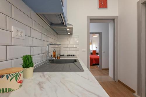 a kitchen with a sink in a room at La Preziosa Rooms in Pula