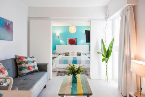 a living room with a bed and a couch at Soho Point Central in Buenos Aires