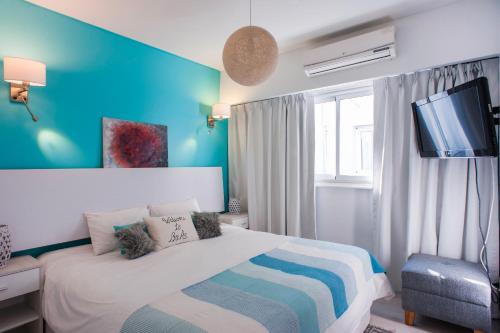 a bedroom with a bed and a blue wall at Soho Point Central in Buenos Aires