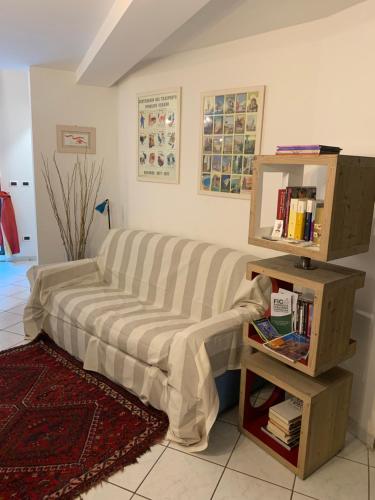 - un lit dans une chambre avec une étagère dans l'établissement Casa Pepe, à Bologne