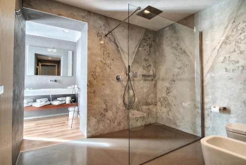een badkamer met een douche en een glazen deur bij Hotel Villa Elsa in Marina di Massa
