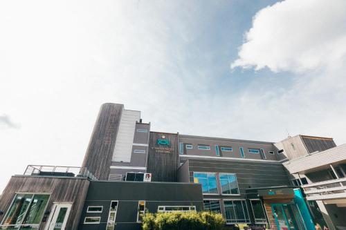 un edificio en una ciudad con el cielo en el fondo en Utsikten Hotell Kvinesdal en Kvinesdal