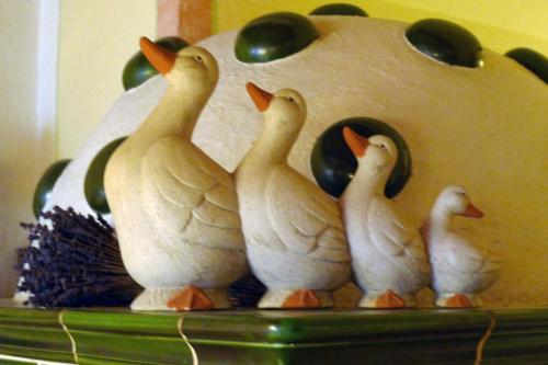 a group of white ducks sitting next to a vase at Villa Bucher - Metnitztalerhof in Friesach