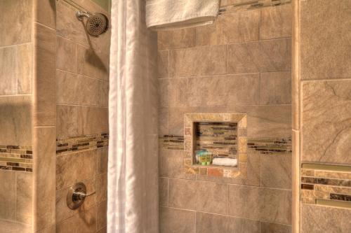 ein Bad mit Dusche und Duschvorhang in der Unterkunft Gatlinburg Inn in Gatlinburg