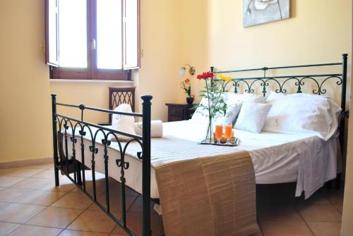 um quarto com uma cama preta com lençóis brancos e flores em Hotel Columbia em Palermo