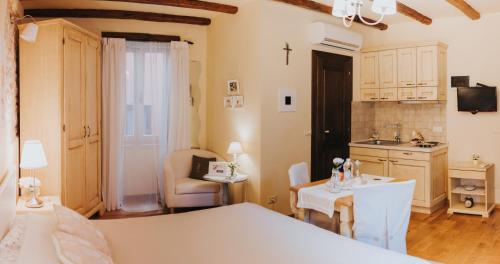 a room with a kitchen and a table and chairs at Rooms Villa Duketis in Rovinj
