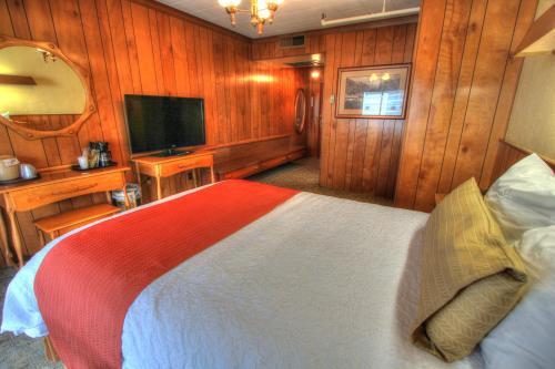 a bedroom with a bed and a flat screen tv at Gatlinburg Inn in Gatlinburg