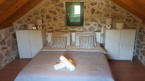 Tempat tidur dalam kamar di Krka Waterfalls Stonehouse Roko
