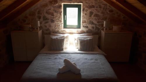 En eller flere senge i et værelse på Krka Waterfalls Stonehouse Roko