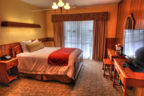 a hotel room with a bed and a television at Gatlinburg Inn in Gatlinburg