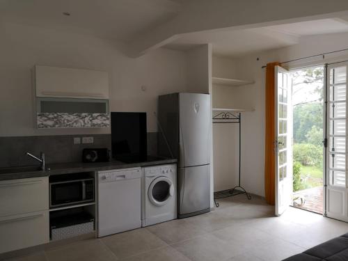 una cocina con lavadora y lavadora en Casa San Niolo, en Cervione