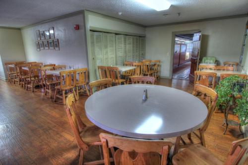 a dining room with tables and chairs and a room with tables at Gatlinburg Inn in Gatlinburg