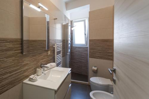 a bathroom with a sink and a toilet at Spuma di mare in Gallipoli