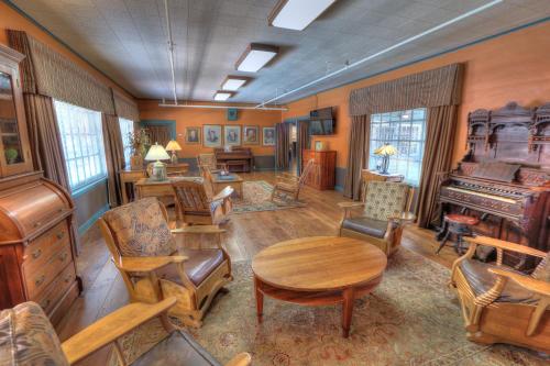 a living room with a table and a piano at Gatlinburg Inn in Gatlinburg