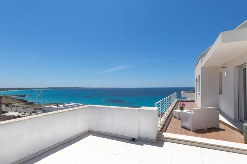 a balcony with a view of the ocean at Spuma di mare in Gallipoli