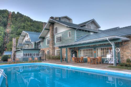 a house with a swimming pool in front of a house at Gatlinburg Inn in Gatlinburg