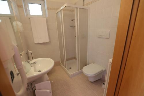 a bathroom with a shower and a sink and a toilet at Hotel da Roberto in Lazise