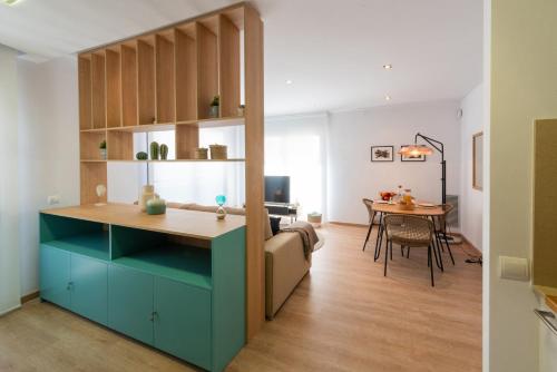 una cucina e una sala da pranzo con un mobile blu e un tavolo di Sitges Centre. Simply Charming a Sitges