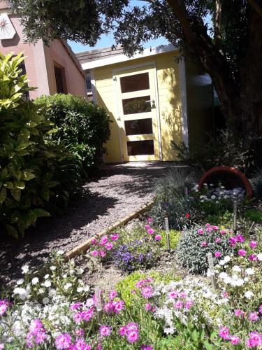 Taman di luar Les Cyprès Florentins