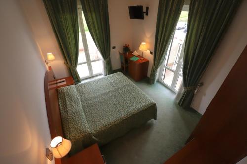 Llit o llits en una habitació de Hotel da Roberto