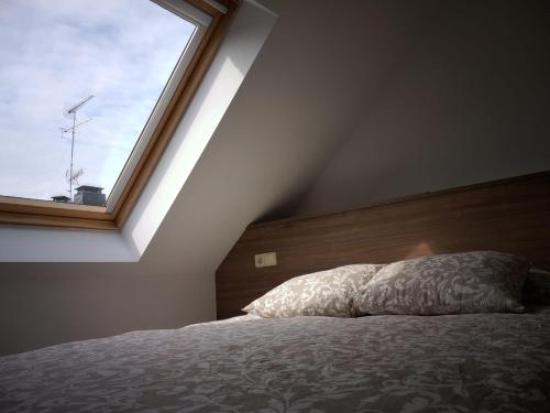 A bed or beds in a room at ÁTICO EN RIBEIRA(centro)