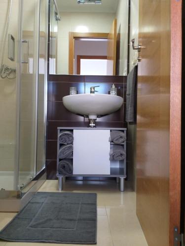 a bathroom with a sink and a mirror at Ático centro Ribeira by Cristian&Tamara "alquileres" in Ribeira