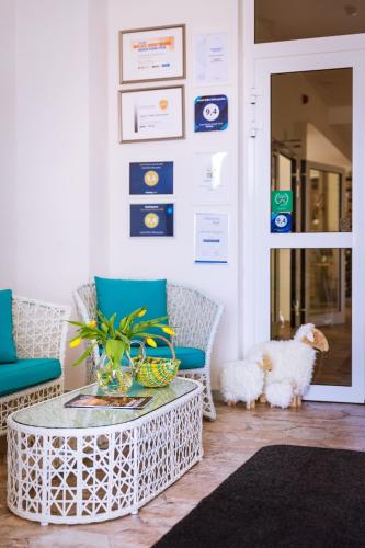 a living room with a coffee table and a dog at Hotel Willa Odkrywców in Szklarska Poręba
