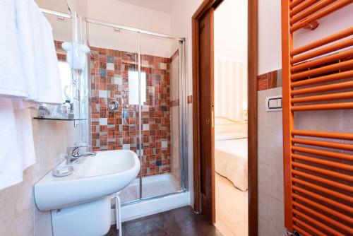 W łazience znajduje się umywalka i prysznic. w obiekcie La Suite di San Pietro w Rzymie